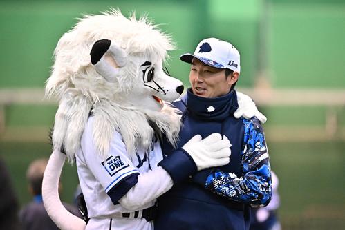 練習前にレオとじゃれ合う西武源田（撮影・滝沢徹郎）

