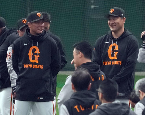 連取前、談笑する巨人坂本（左）と田中将（撮影・たえ見朱実）