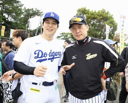 阪神のキャンプ地を訪れたドジャース大谷翔平のそっくりさんと（左）と金本知憲氏のそっくりさん（撮影・藤尾明華）