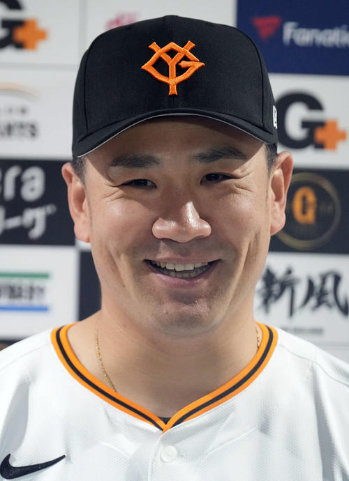 囲み取材で笑顔を見せる巨人田中将（撮影・たえ見朱実）