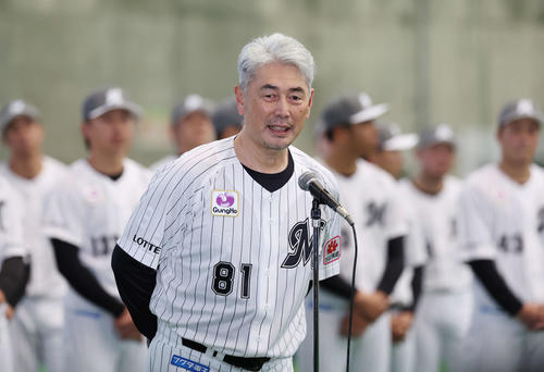 キャンプインセレモニーであいさつするロッテ吉井監督（撮影・宮地輝）