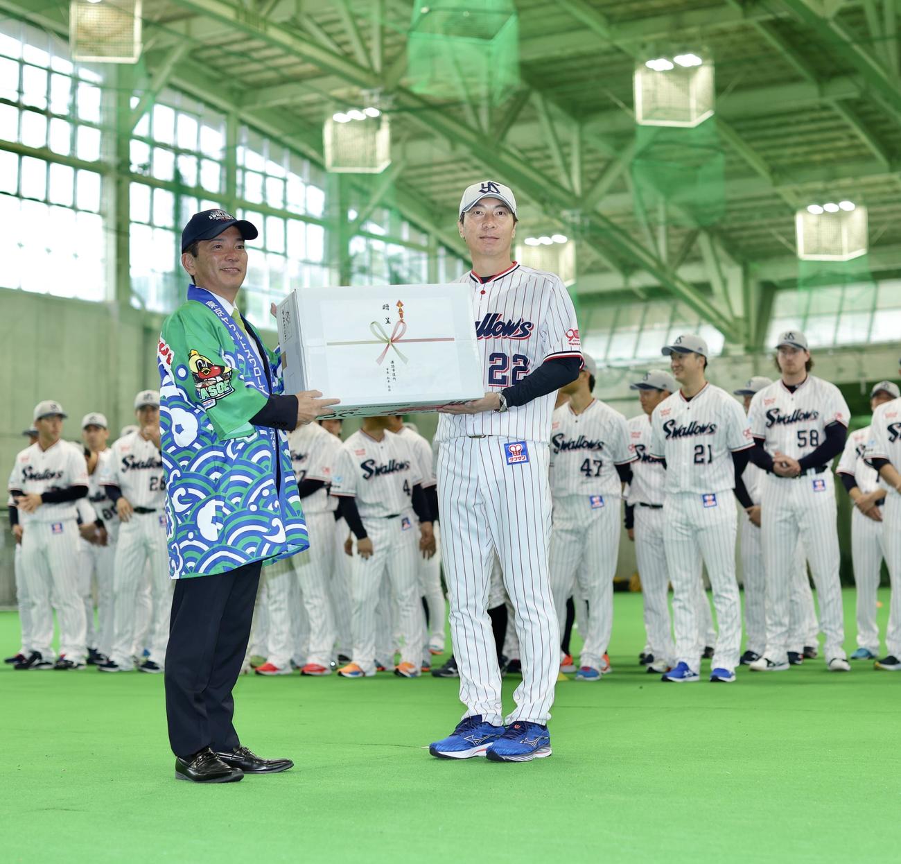 歓迎式に臨むヤクルト高津監督（右）。左は松本浦添市長（撮影・河田真司）