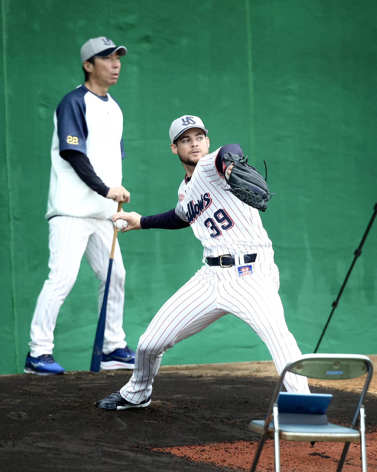 ブルペン投球するヤクルトランバート。奥は高津監督（撮影・河田真司）