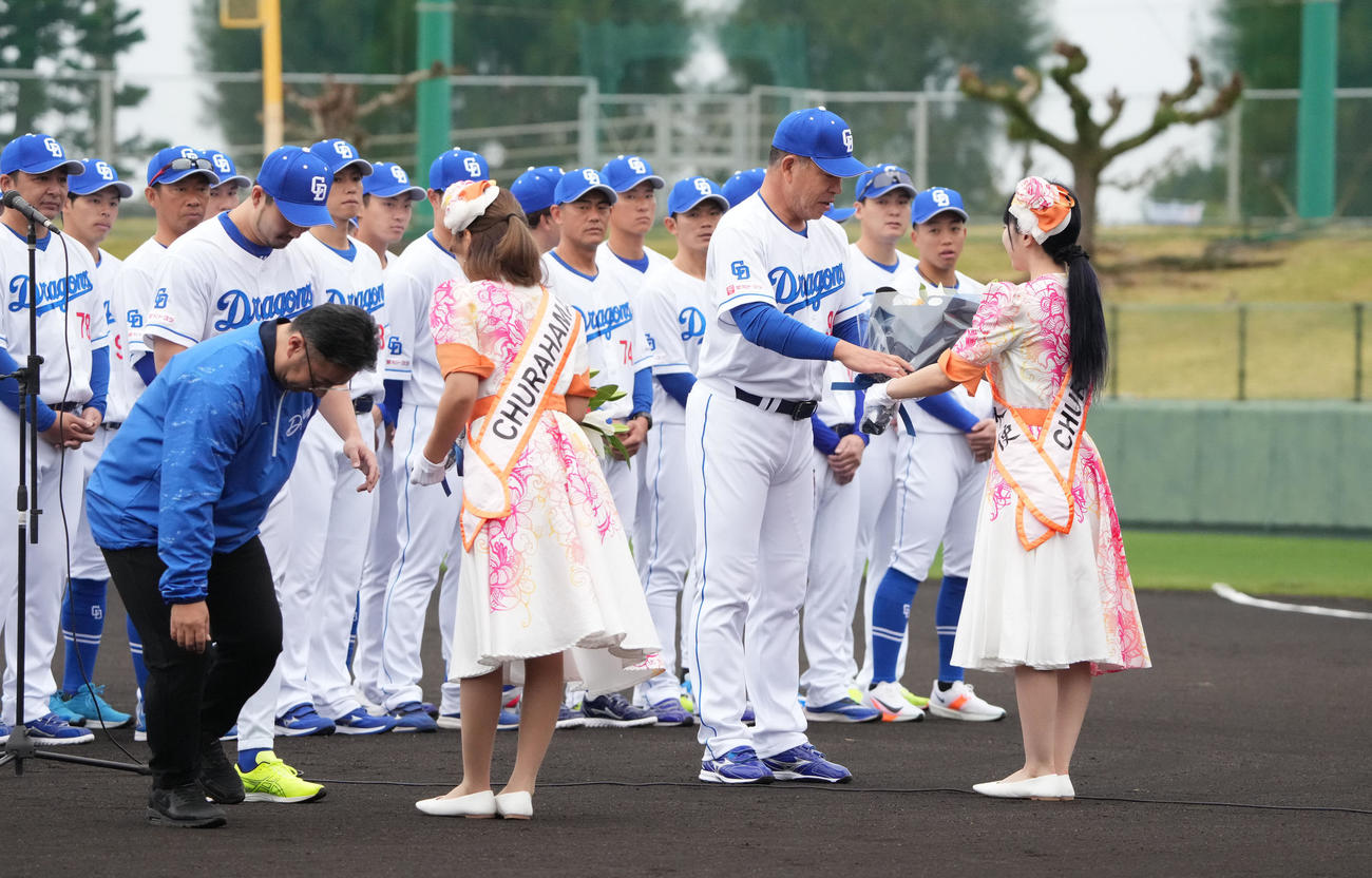 セレモニーで花束を受け取る井上監督（撮影・森本幸一）