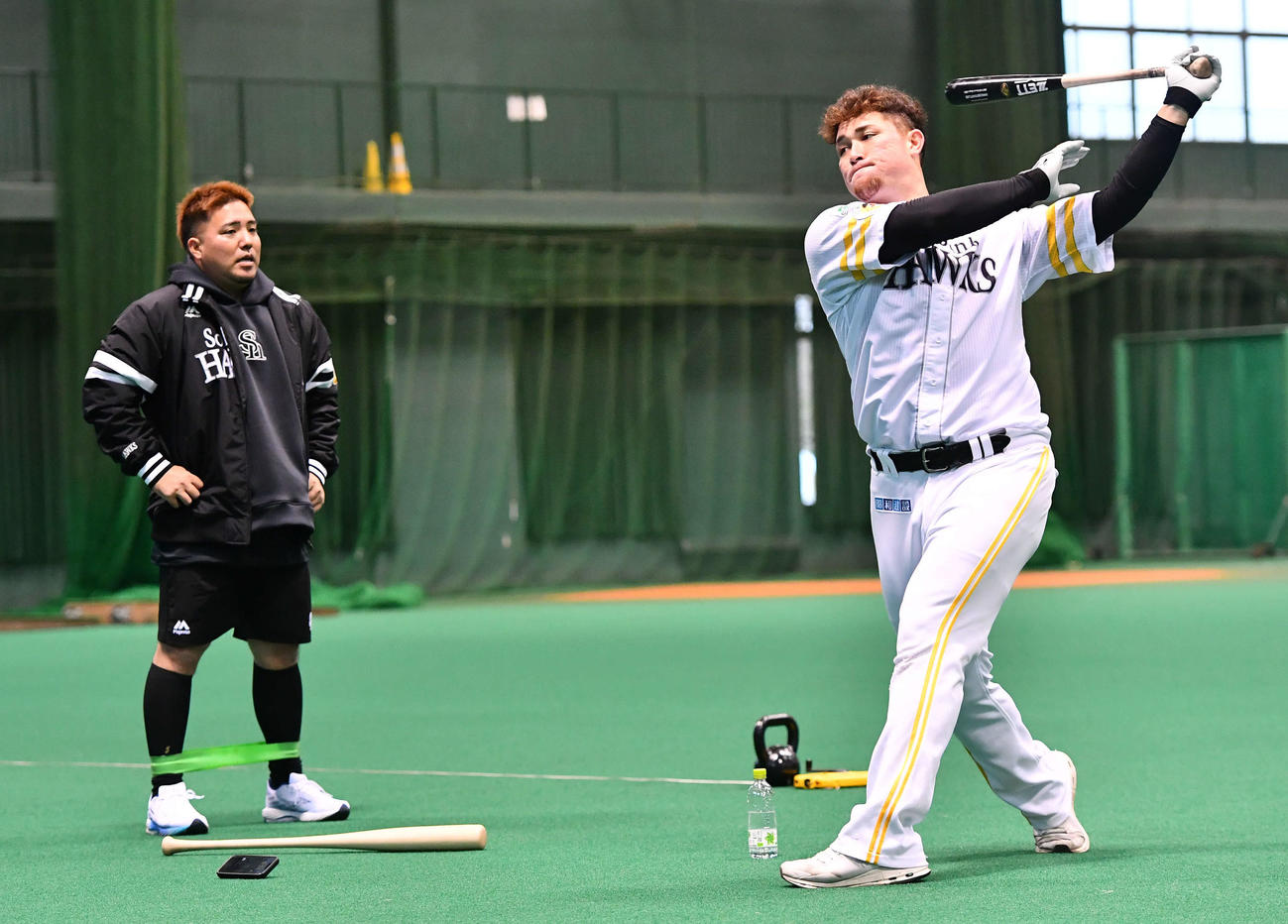 ソフトバンク山川（左）が見守る前で素振りをするリチャード（撮影・岩下翔太）