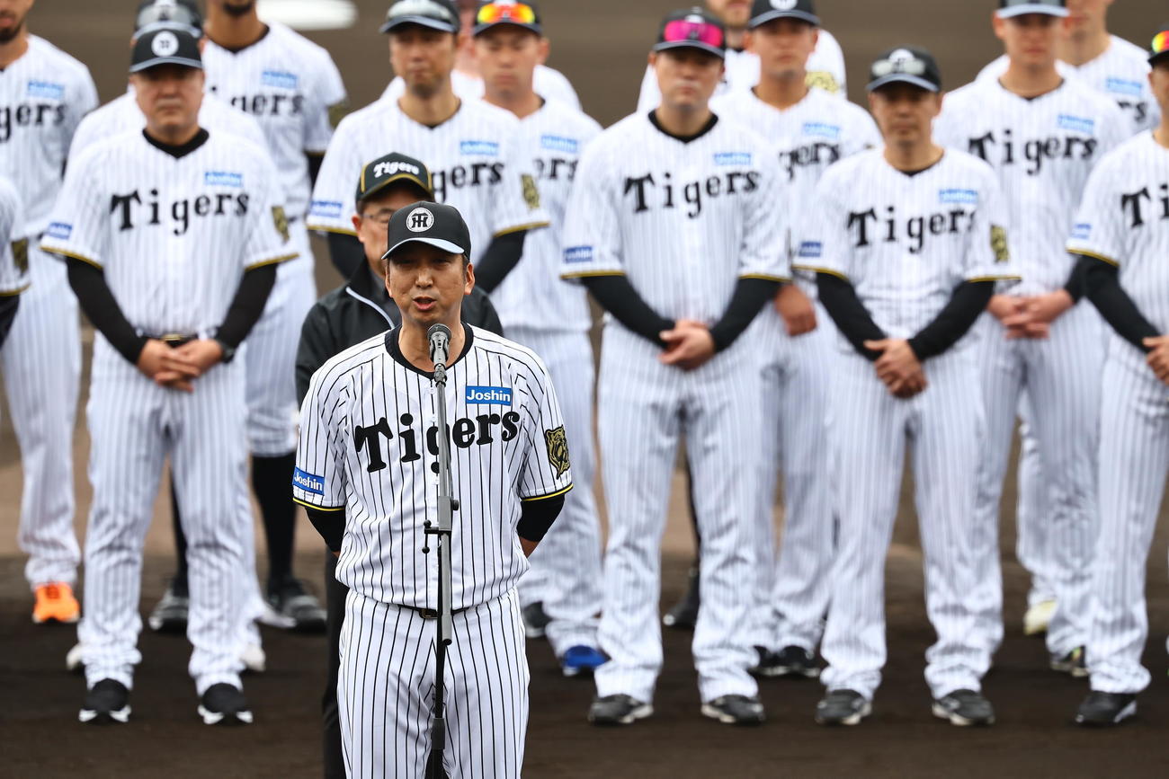 歓迎セレモニーで挨拶をする藤川監督（撮影・上田博志）
