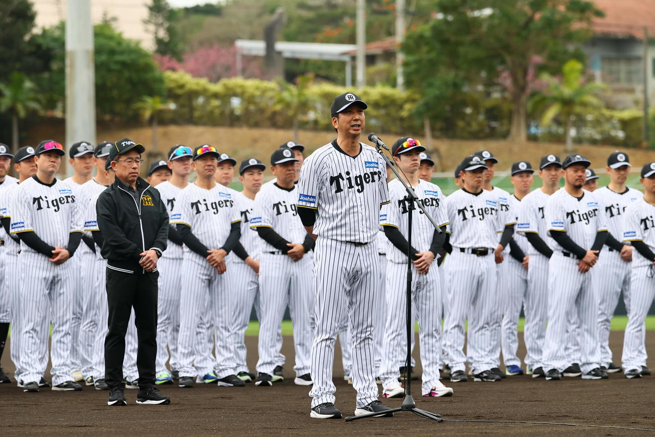歓迎セレモニーであいさつする阪神藤川監督（撮影・藤尾明華）