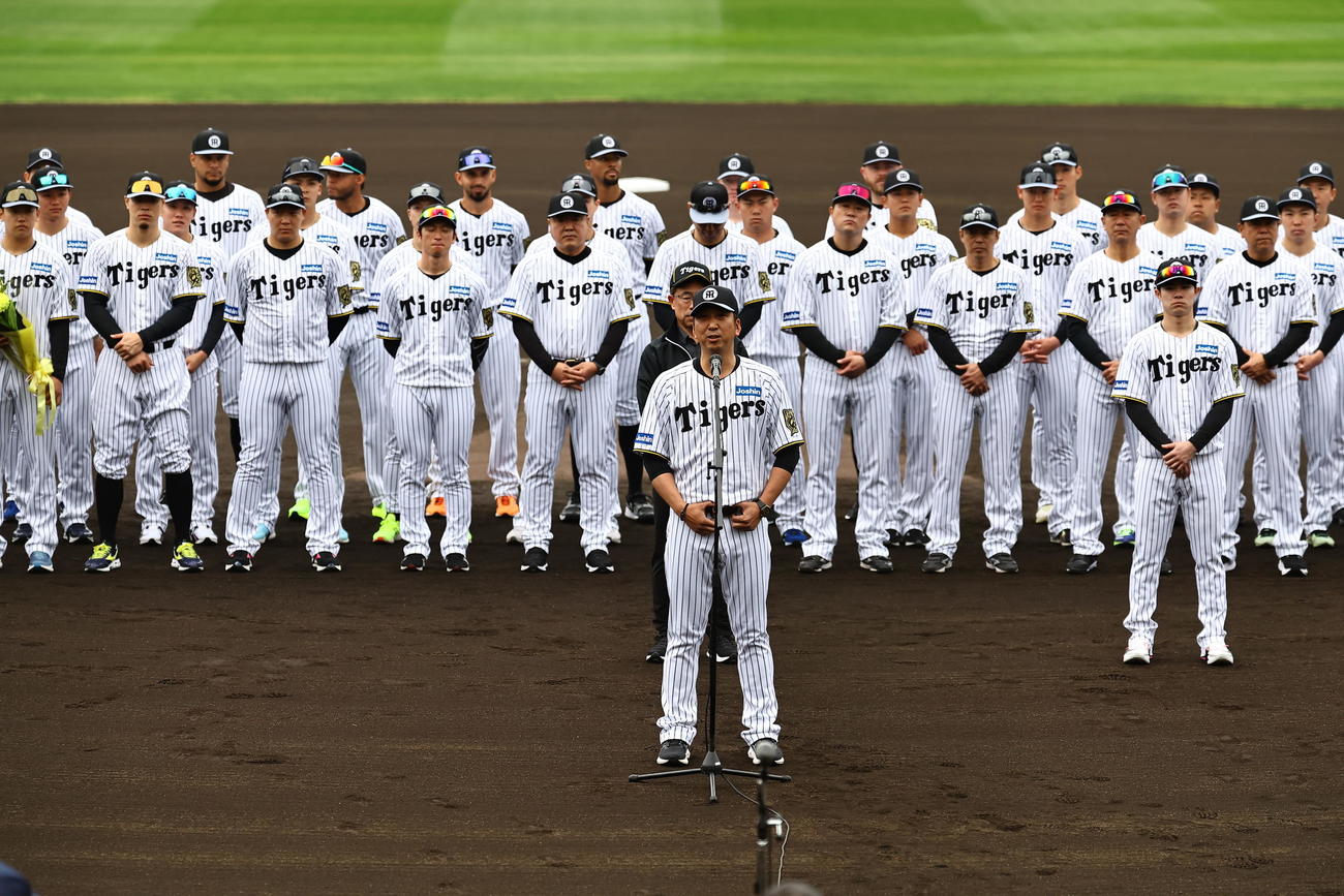 歓迎セレモニーで挨拶をする藤川監督（撮影・上田博志）