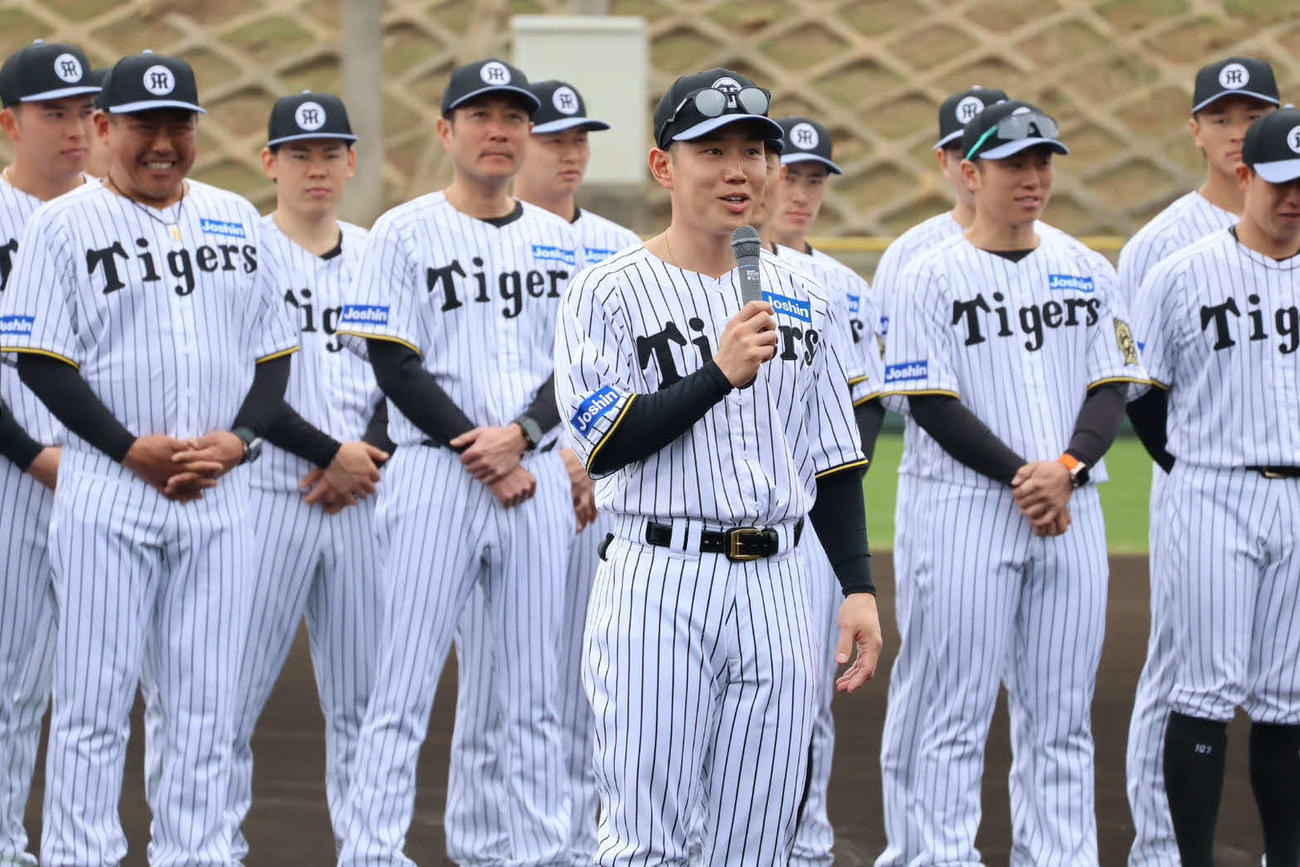 具志川キャンプのセレモニーであいさつする阪神糸原（撮影・山崎健太）
