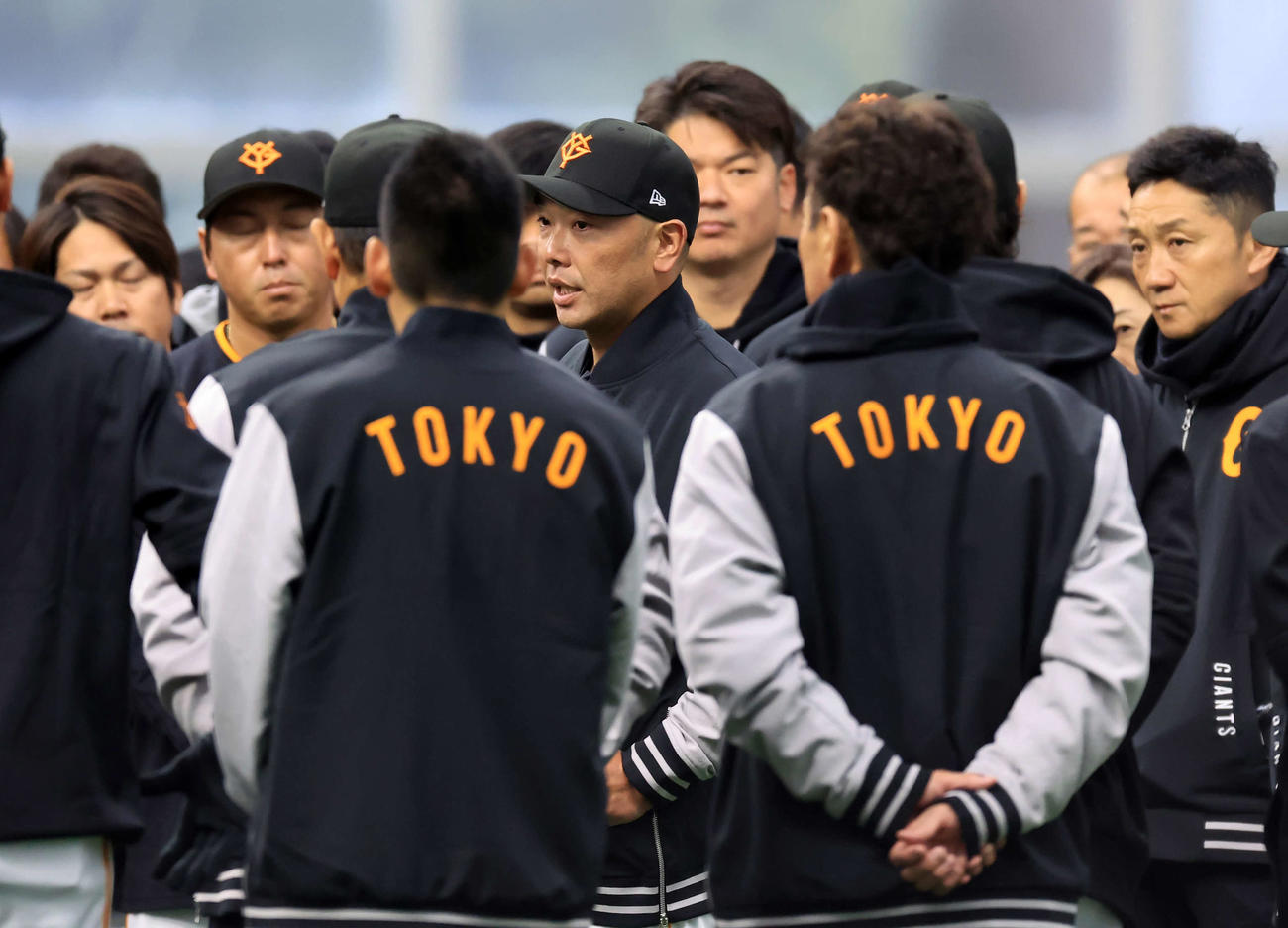 キャンプ初日、円陣で選手に訓示する巨人阿部監督（撮影・浅見桂子）