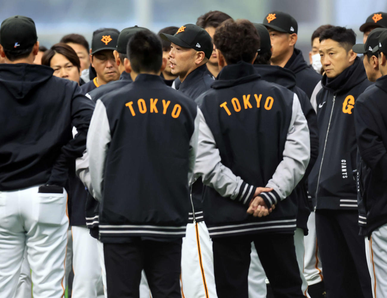 キャンプ初日、円陣で選手に訓示する巨人阿部監督（撮影・浅見桂子）