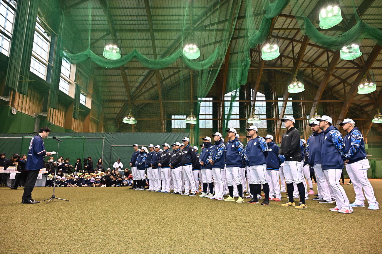 歓迎セレモニーに臨む西武の選手たち（撮影・滝沢徹郎）