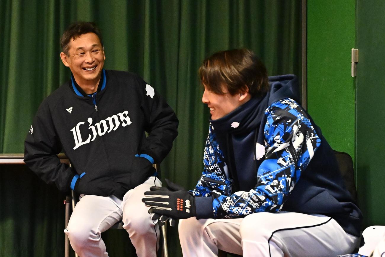 練習前に談笑する西武西口監督（左）と源田（撮影・滝沢徹郎）