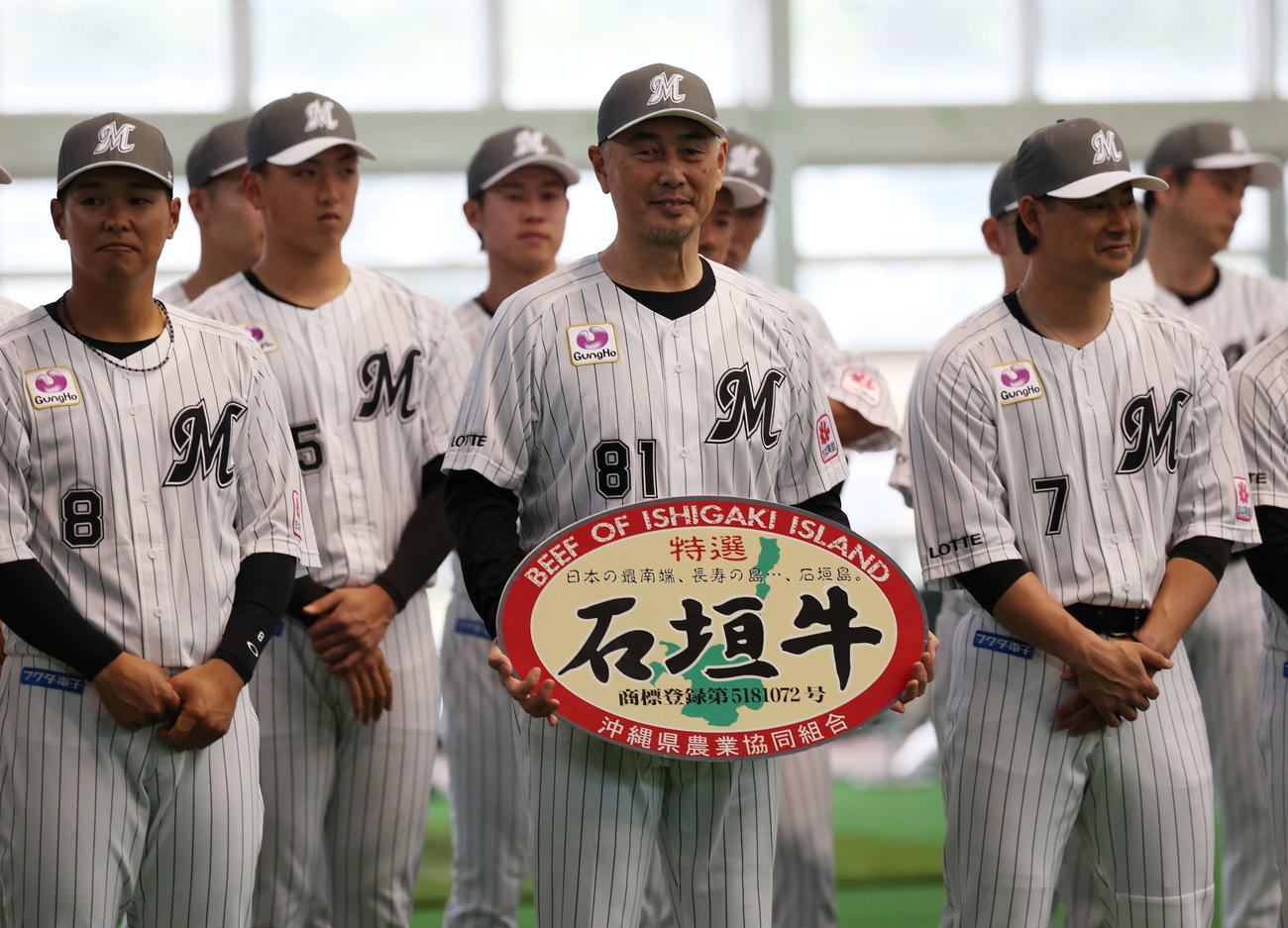 キャンプインセレモニーで石垣牛を受け取り笑顔のロッテ吉井監督（撮影・宮地輝）