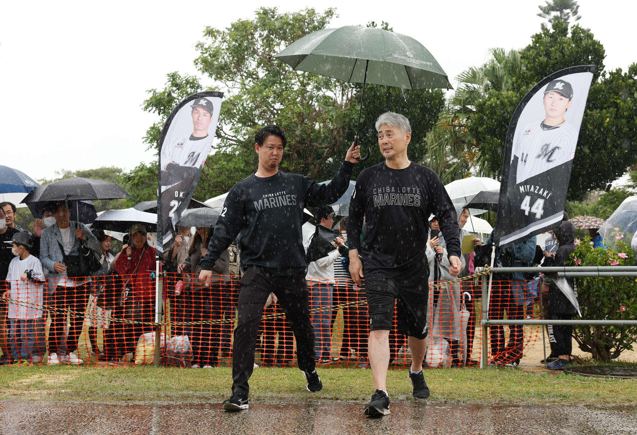 雨が降る中ファンと交流したロッテ吉井監督（撮影・宮地輝）