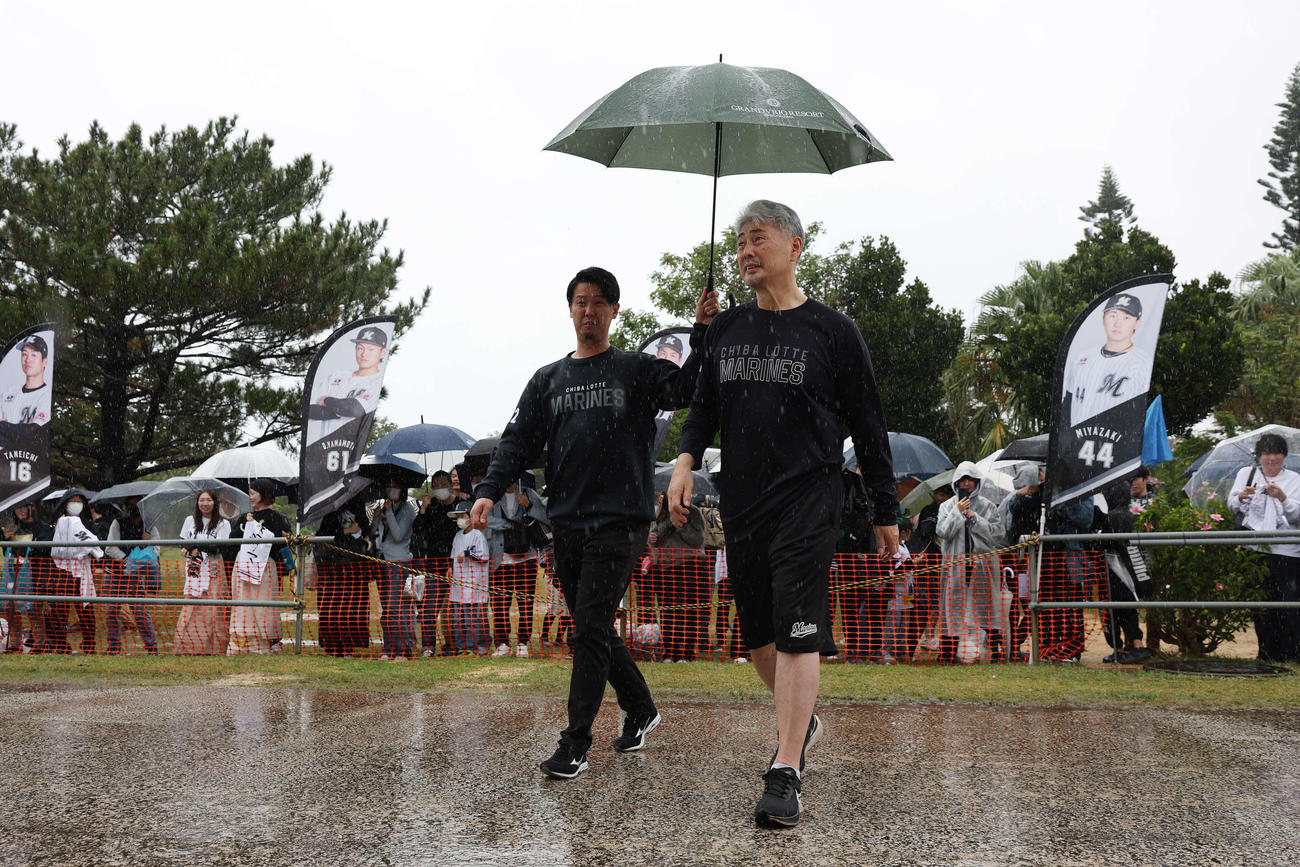 雨が降る中ファンと交流したロッテ吉井監督（撮影・宮地輝）
