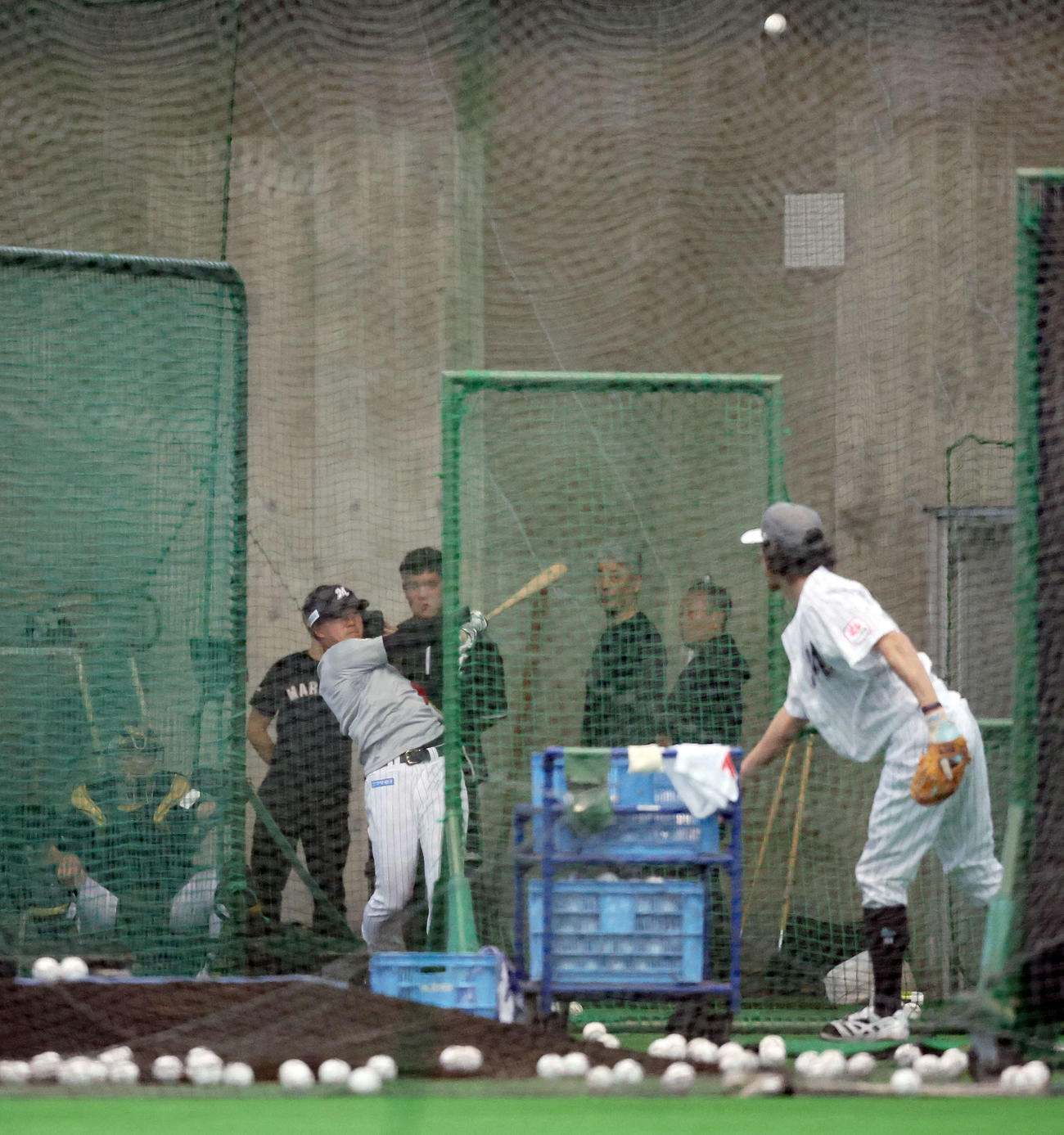 ロッテ吉井監督（後方中央）が見つめる中、打撃練習する西川（撮影・宮地輝）