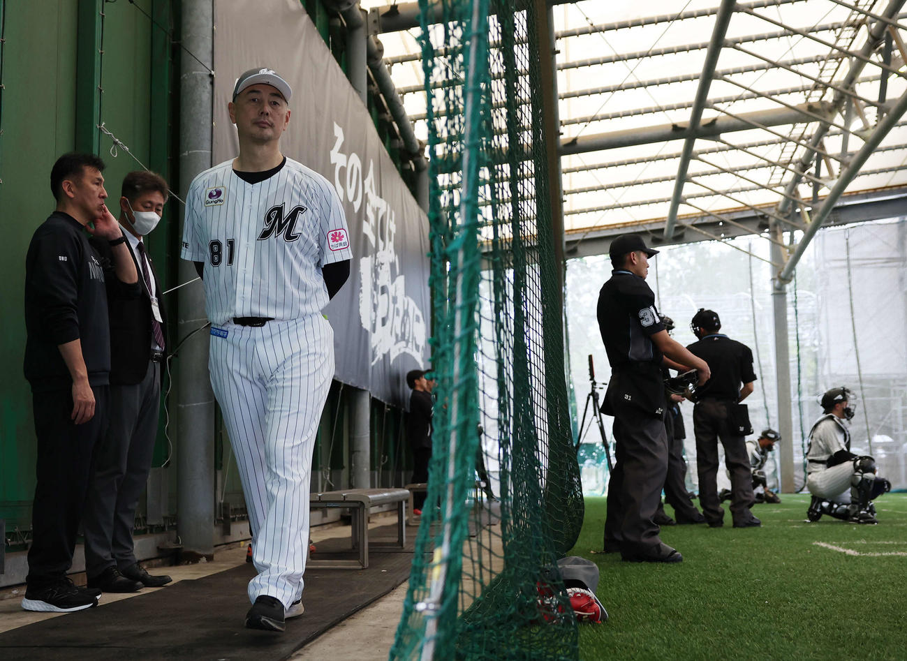 ブルペンを見つめるロッテ吉井監督（撮影・宮地輝）