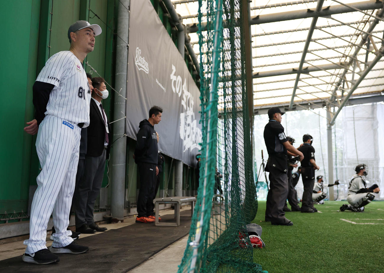 ブルペンを見つめるロッテ吉井監督（撮影・宮地輝）