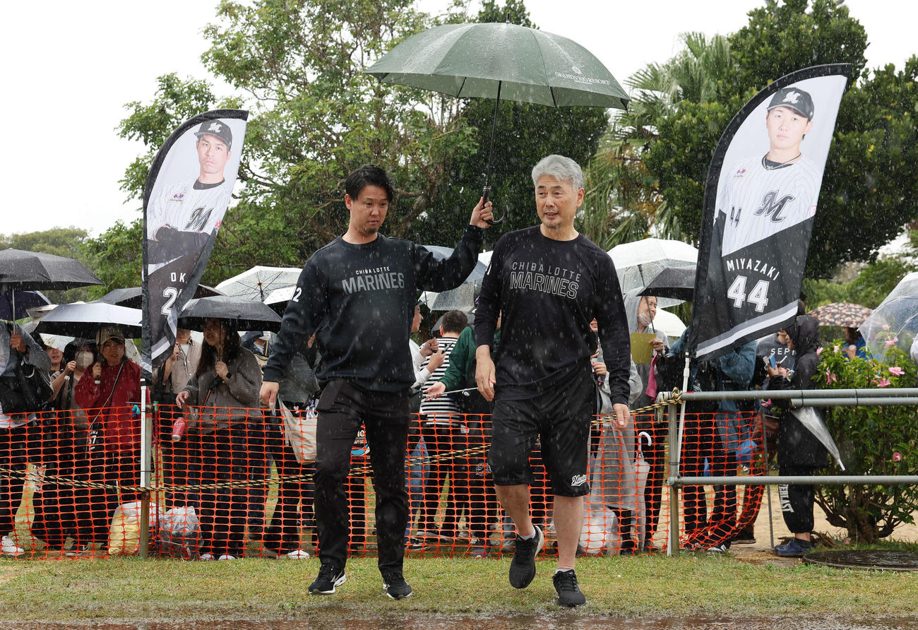 雨が降る中ファンと交流したロッテ吉井監督（撮影・宮地輝）