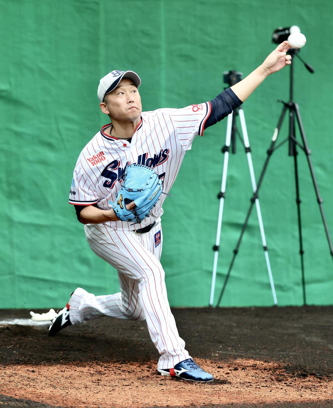 ブルペン投球するヤクルト石川（撮影・河田真司）