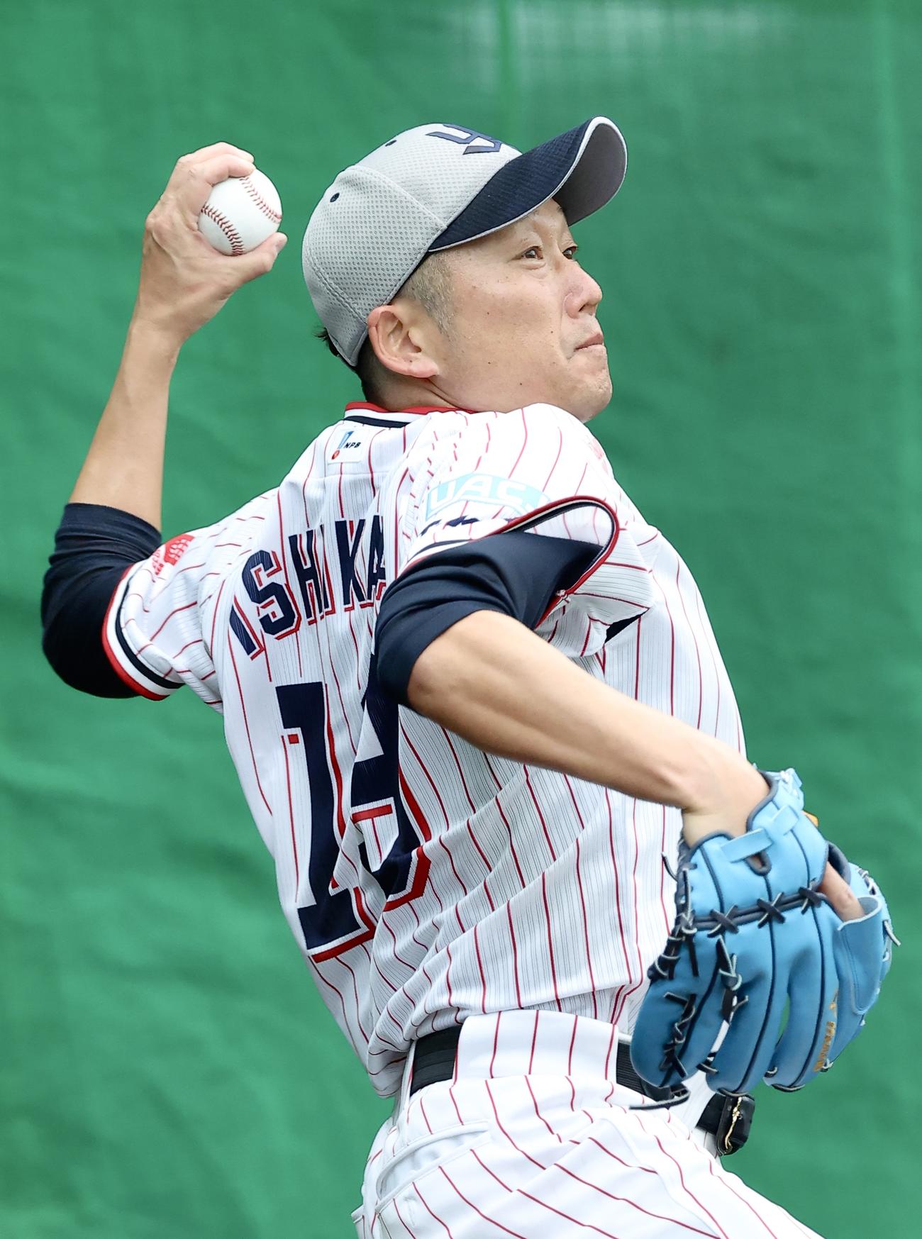 ブルペン投球するヤクルト石川（撮影・河田真司）