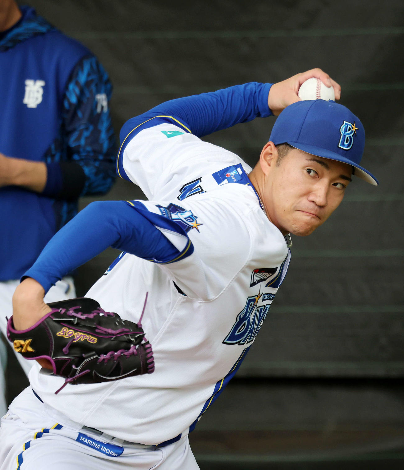 ブルペンで投球練習するDeNA岩田（撮影・鈴木正人）