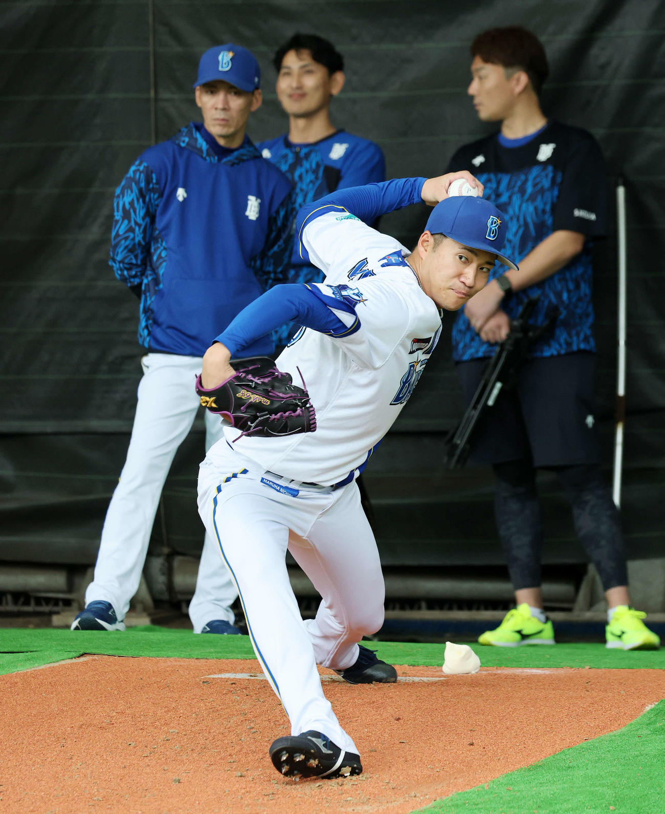ブルペンで投球練習するDeNA岩田（撮影・鈴木正人）