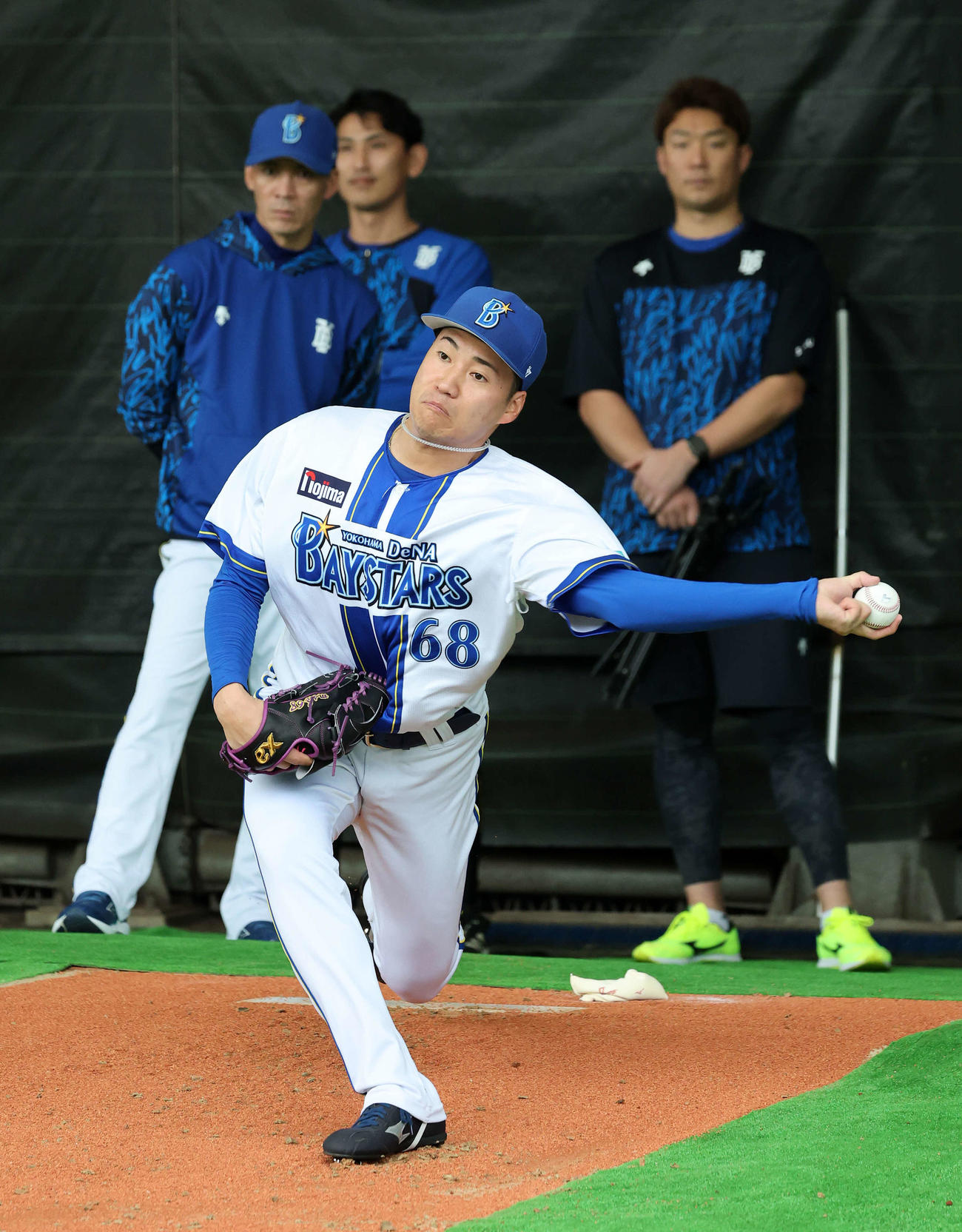 ブルペンで投球練習するDeNA岩田（撮影・鈴木正人）