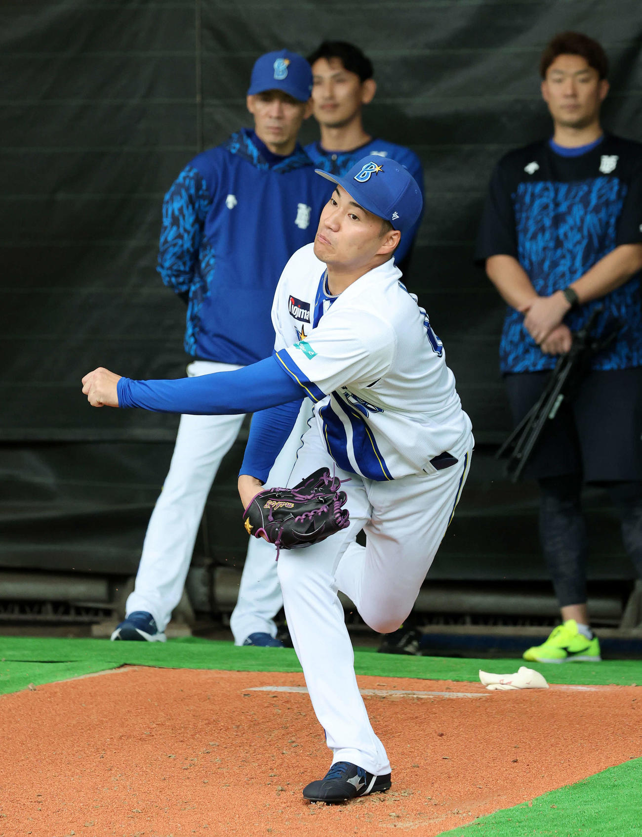 ブルペンで投球練習するDeNA岩田（撮影・鈴木正人）