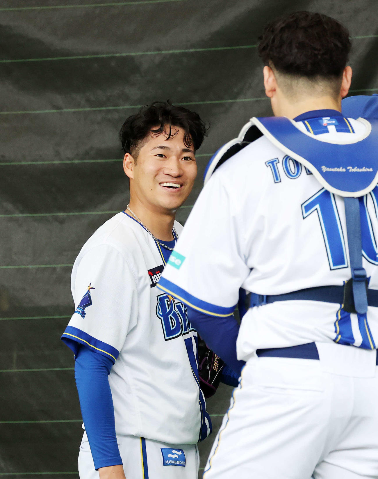 ブルペンで投球練習を終えDeNA戸柱（右）と笑顔で話す岩田（撮影・鈴木正人）