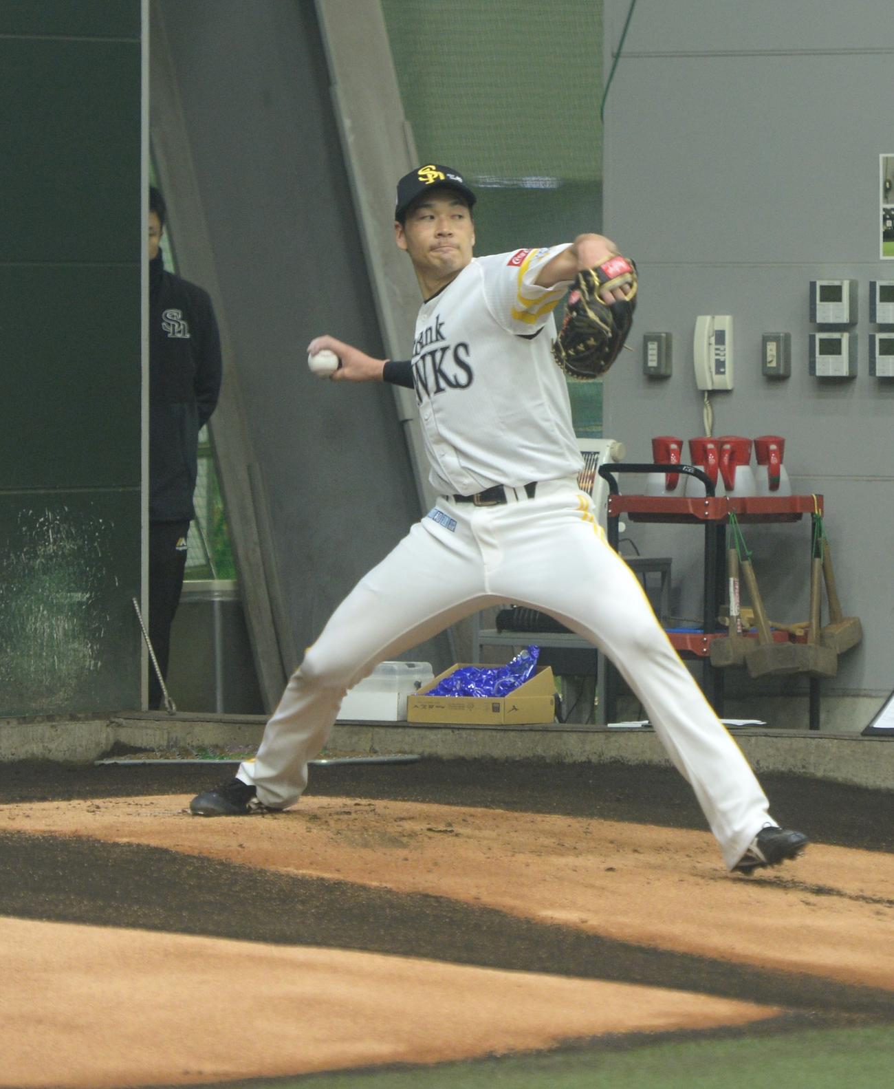 一番乗りでブルペン入りしたソフトバンク武田（撮影・佐藤究）