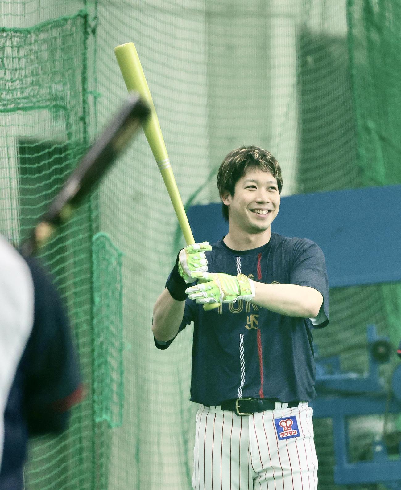 打撃練習で笑顔を見せるヤクルト山田（撮影・河田真司）