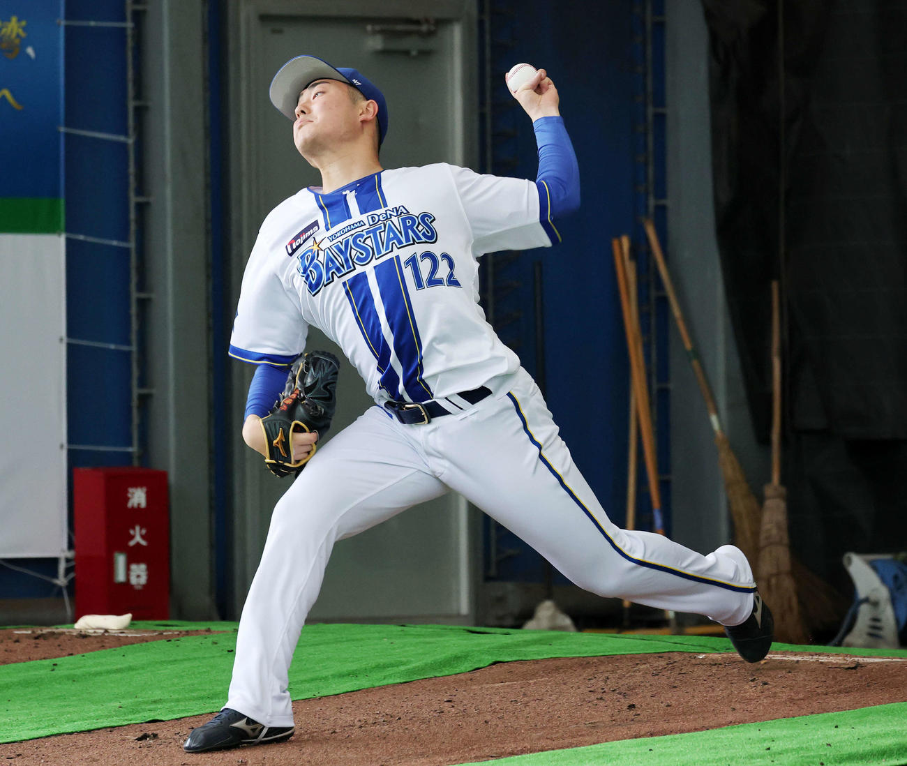 ブルペンで投球練習するDeNA庄司（撮影・鈴木正人）