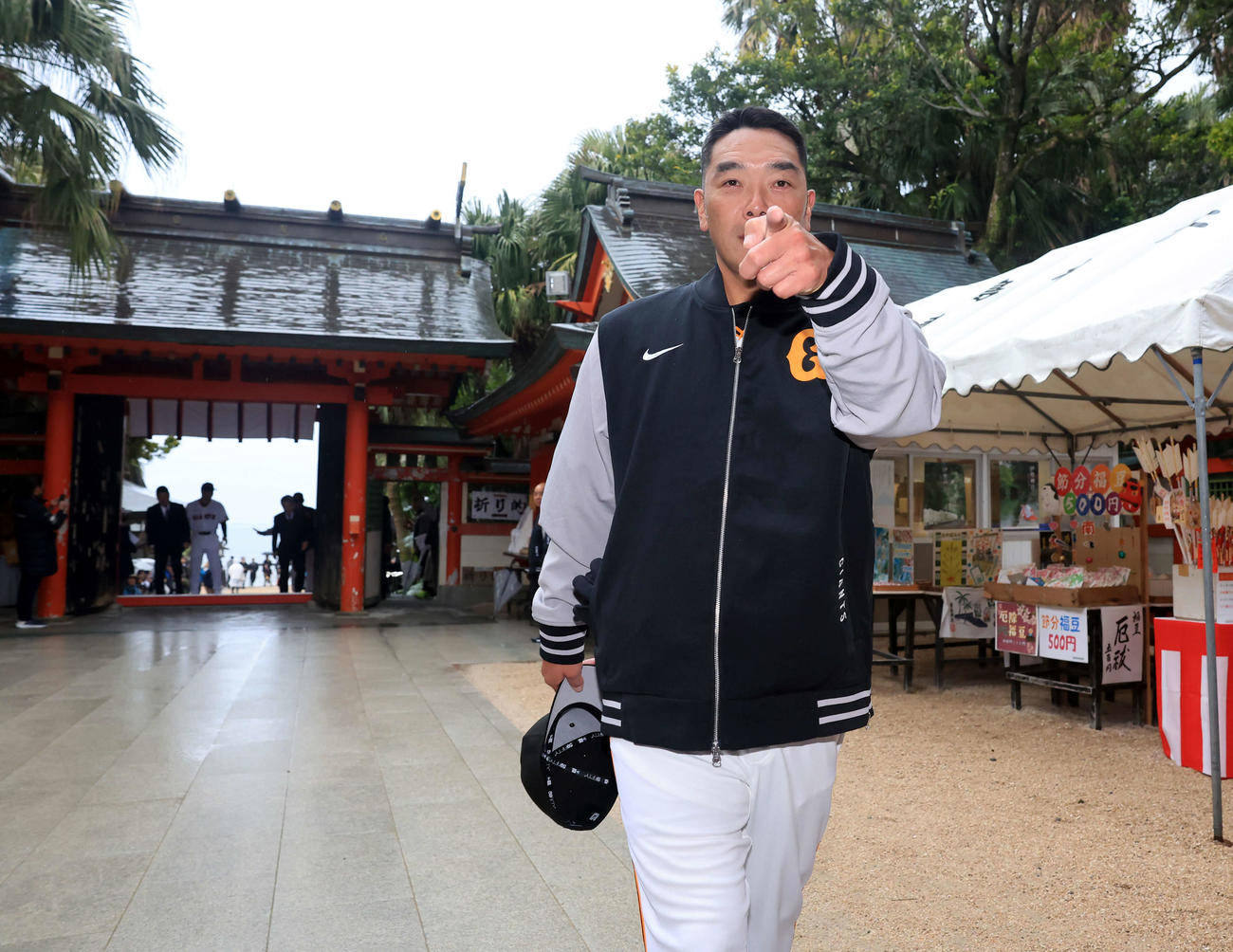 キャンプ初日、青島神社に参拝した巨人阿部監督は、何かを見つけて指さす（撮影・浅見桂子）