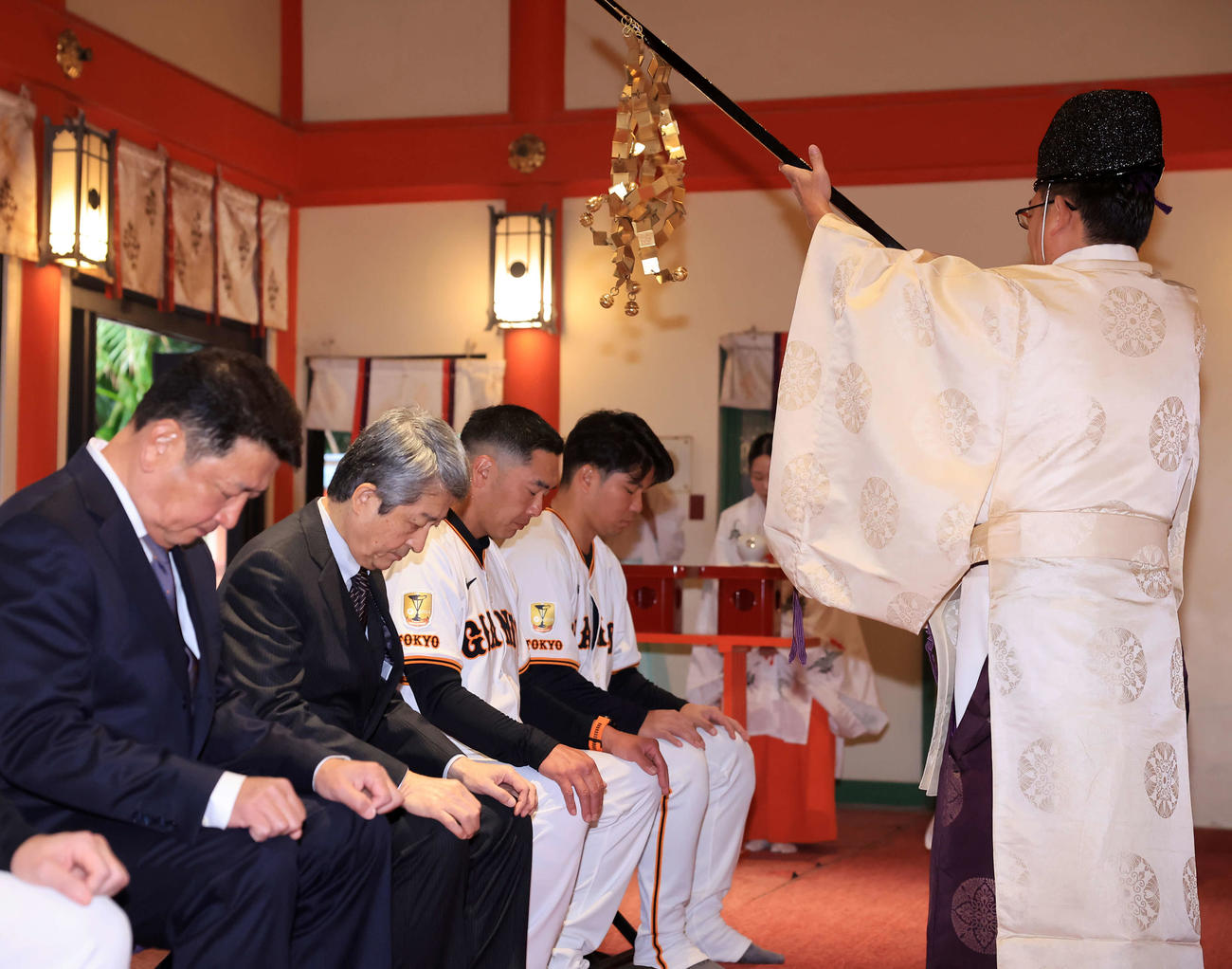 キャンプ初日、青島神社に参拝した巨人阿部監督（左から3人目）、大城卓（同4人目）ら（撮影・浅見桂子）