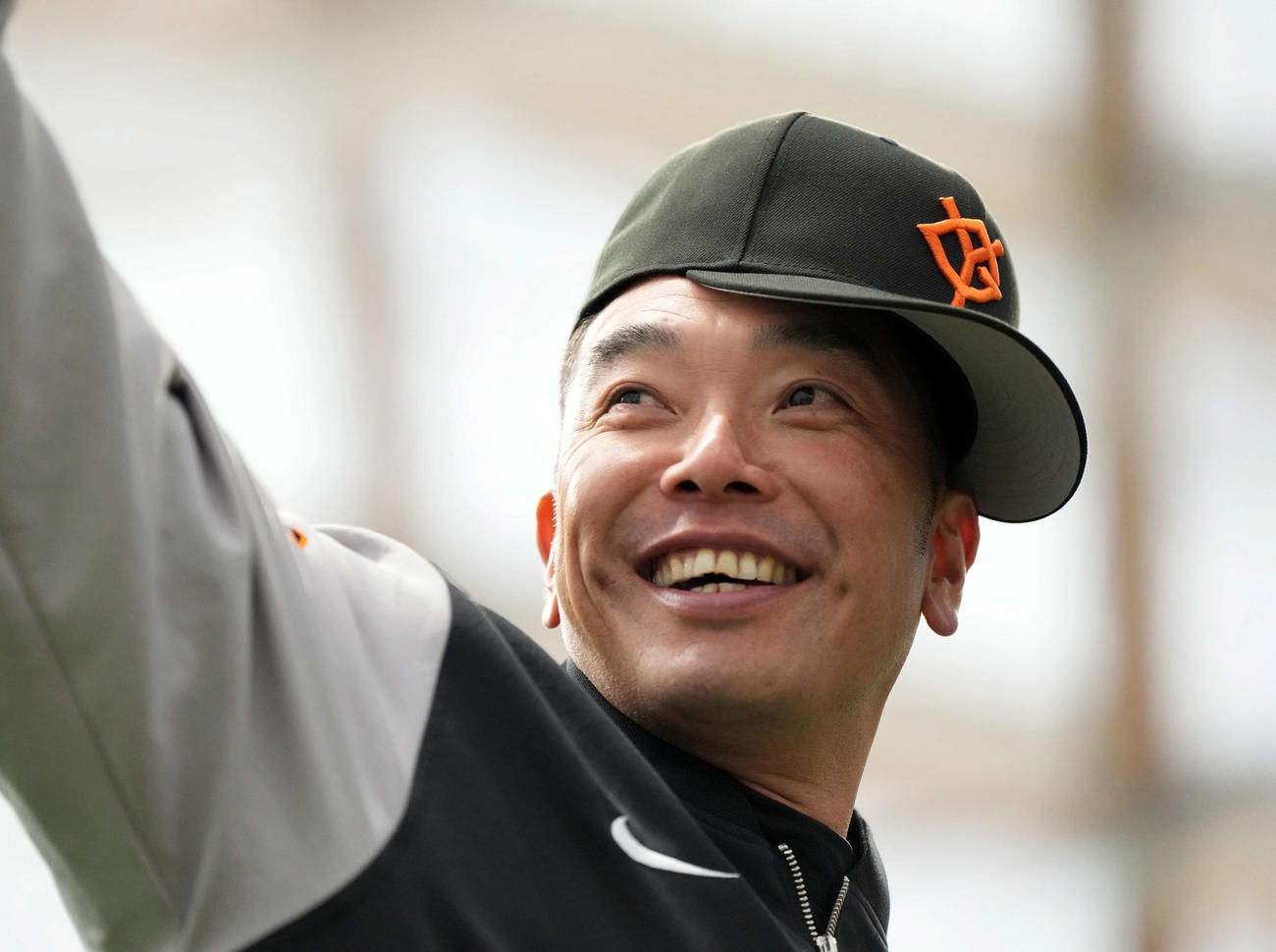 関係者と談笑し笑顔を見せる巨人阿部慎監督（撮影・たえ見朱実）