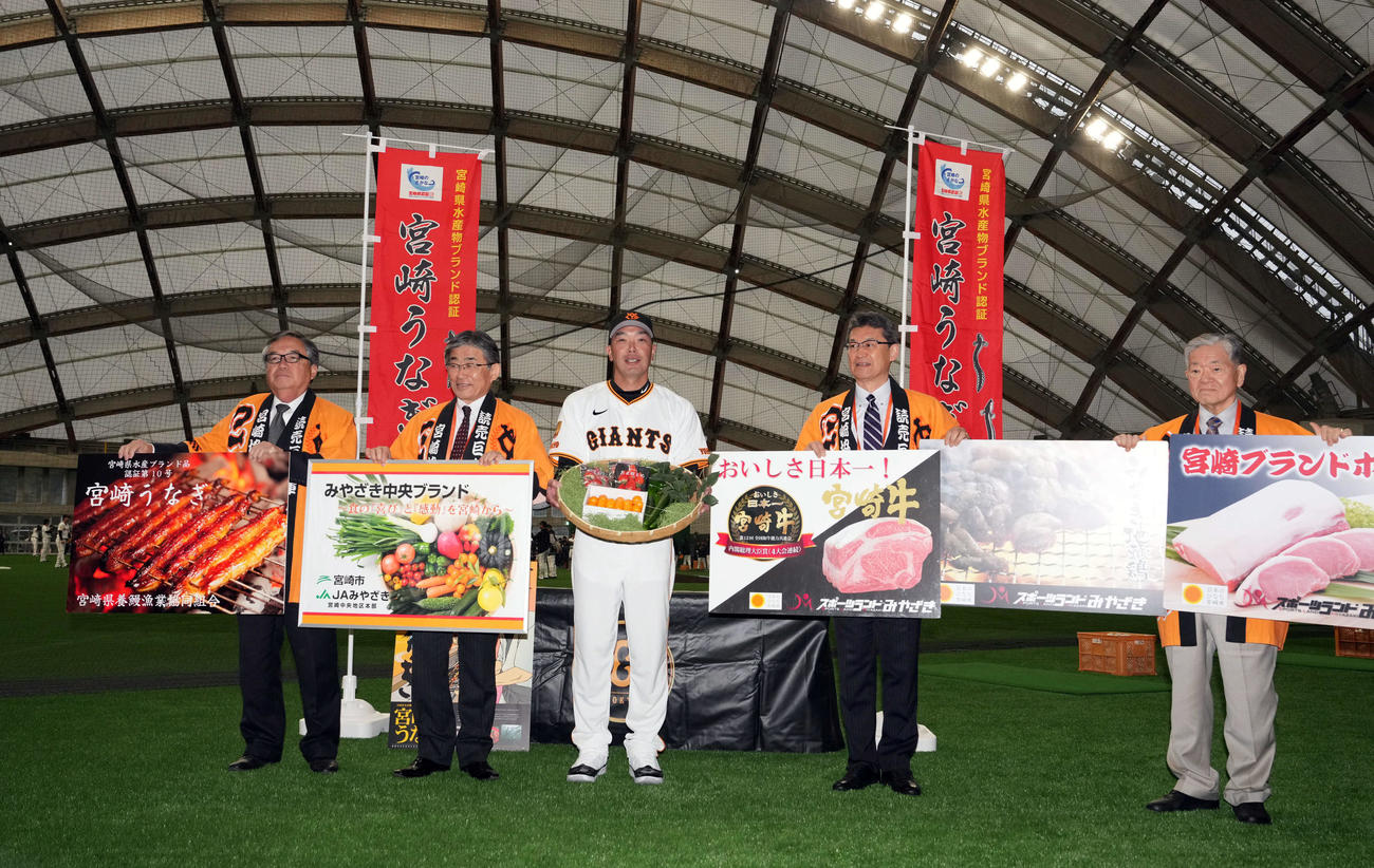 毎年恒例、地元の名産を贈呈され笑顔を見せる巨人阿部監督（中央）（撮影・たえ見朱実）