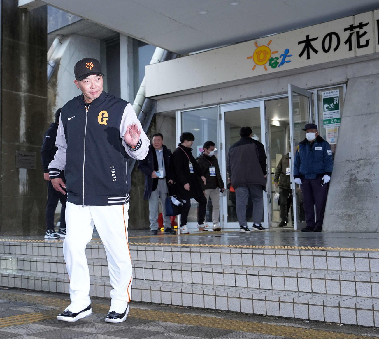 ファンの声援に応え練習場を後にする巨人阿部監督（撮影・たえ見朱実）