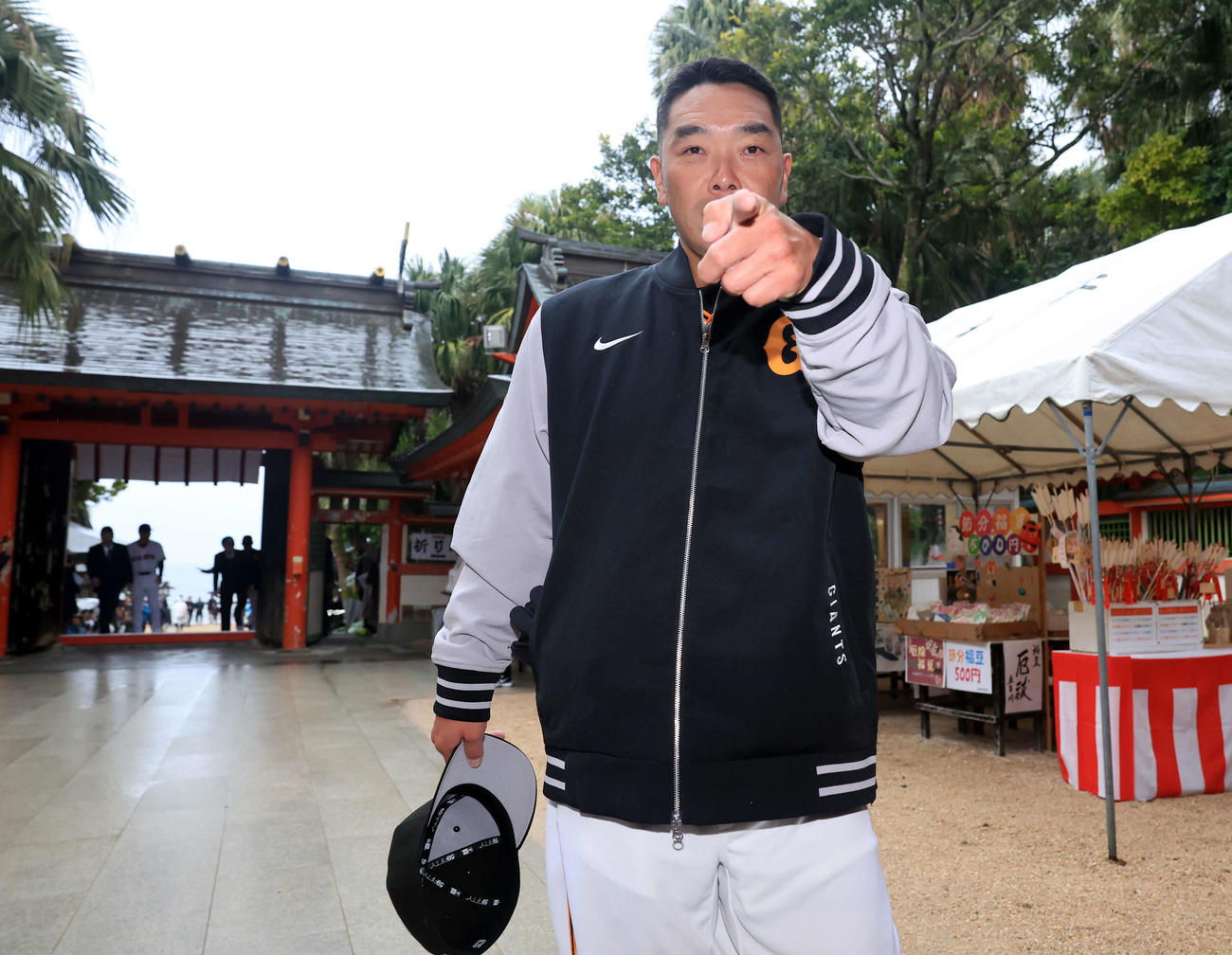 キャンプ初日、青島神社に参拝した巨人阿部監督は、カメラマンを指さす（撮影・浅見桂子）