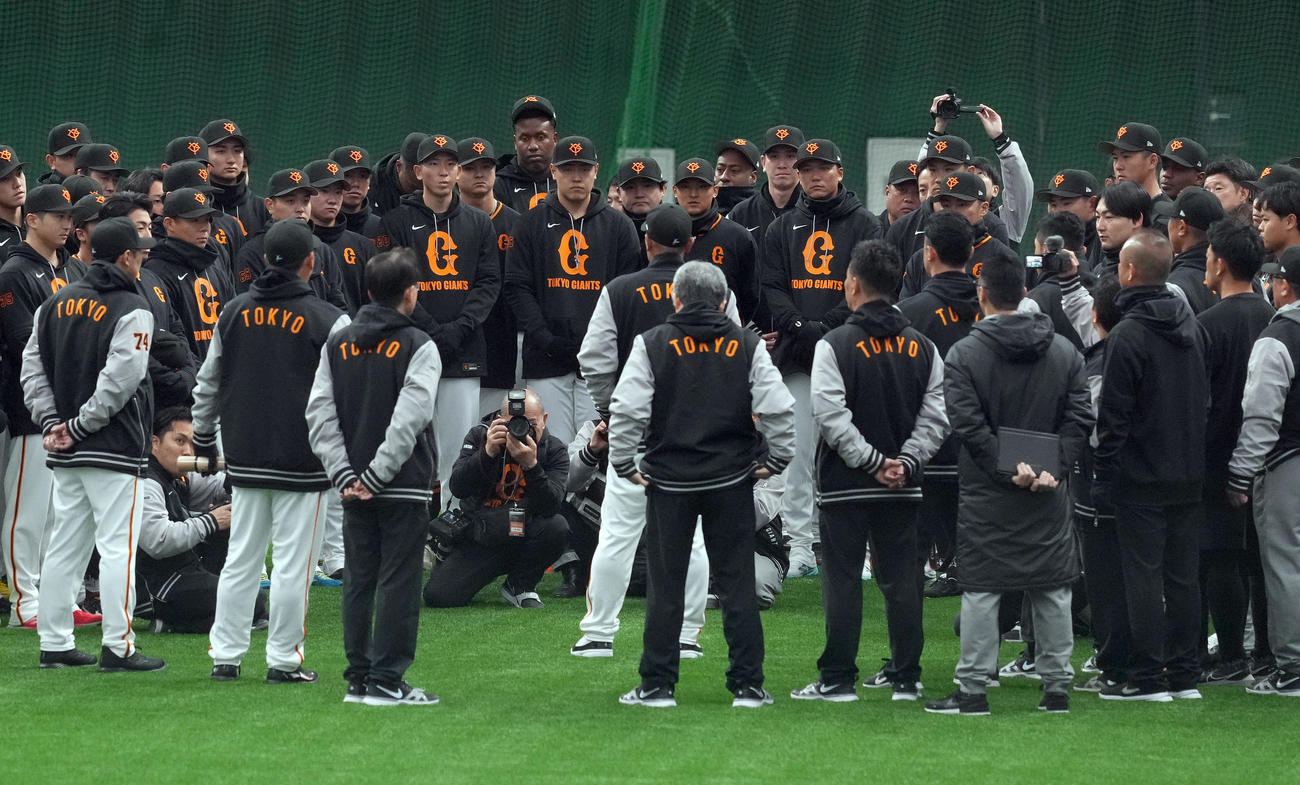 キャンプ初日、阿部慎之助監督を中心に円陣を組むナイン（撮影・たえ見朱実）
