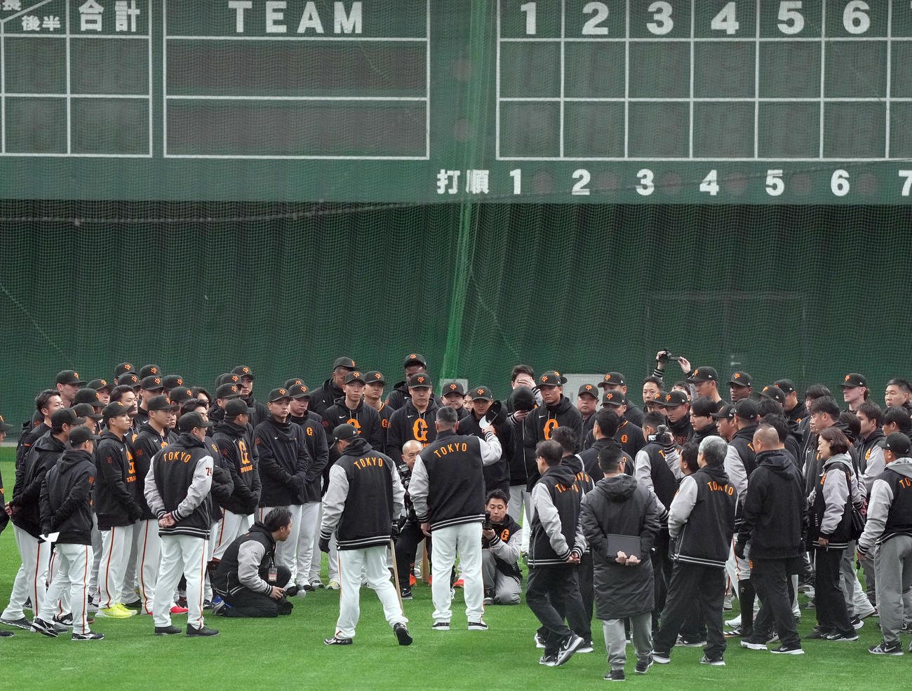 キャンプ初日、阿部慎之助監督を中心に円陣を組むナイン（撮影・たえ見朱実）