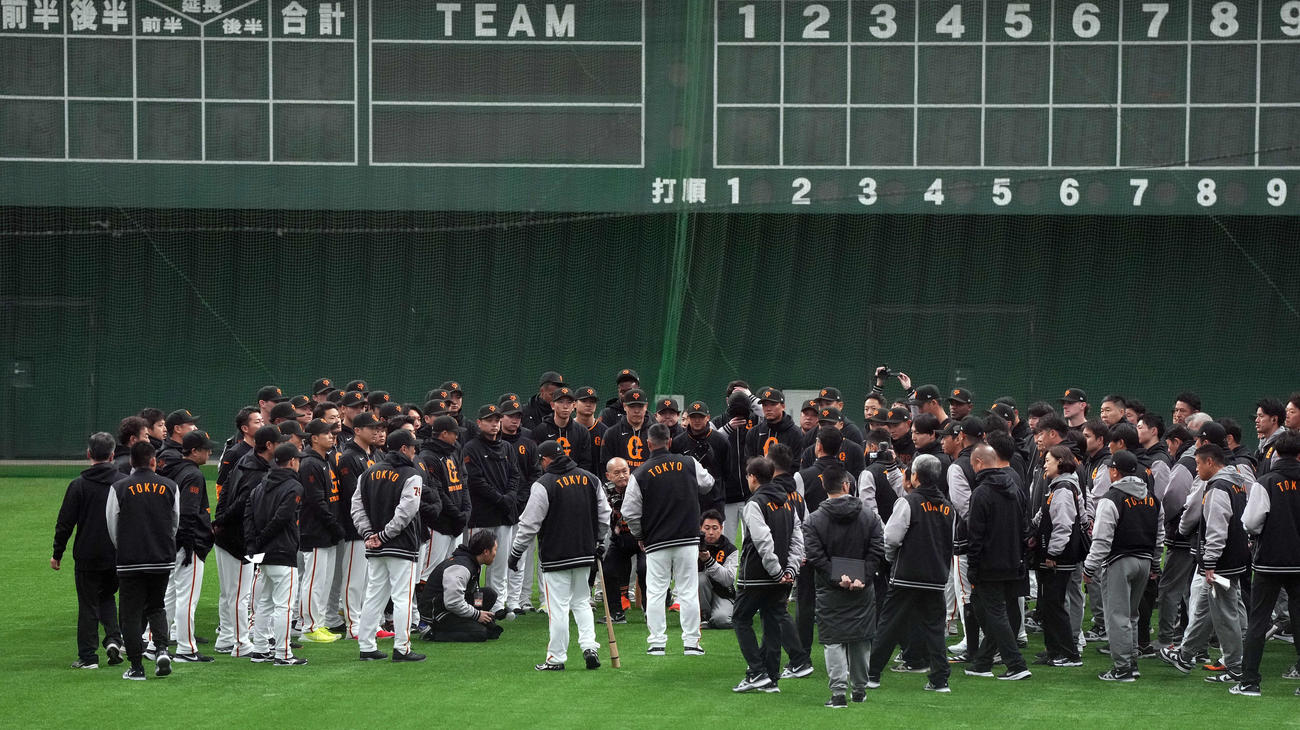 キャンプ初日、阿部慎之助監督を中心に円陣を組むナイン（撮影・たえ見朱実）