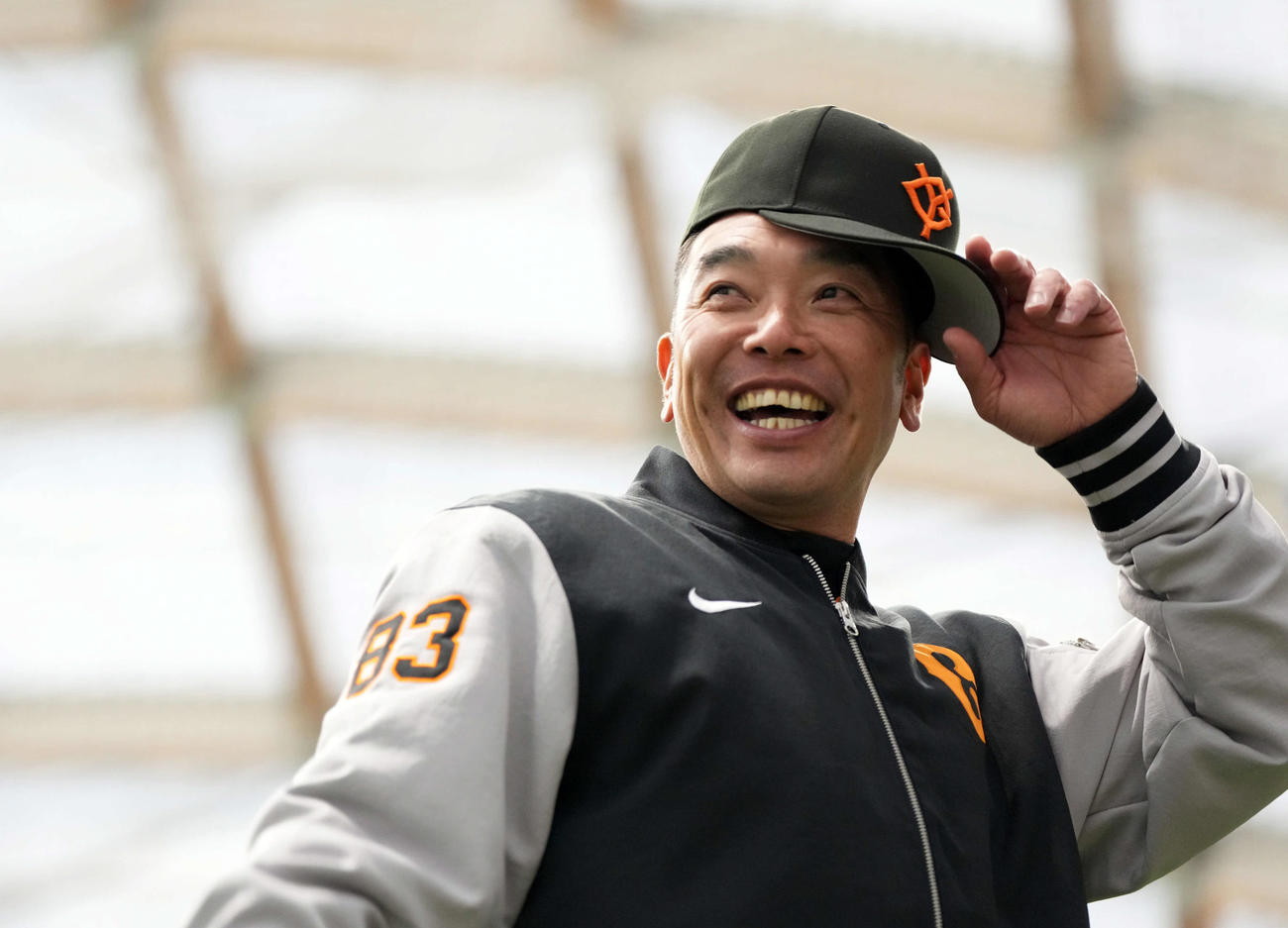 関係者と談笑し笑顔を見せる巨人阿部慎監督（撮影・たえ見朱実）
