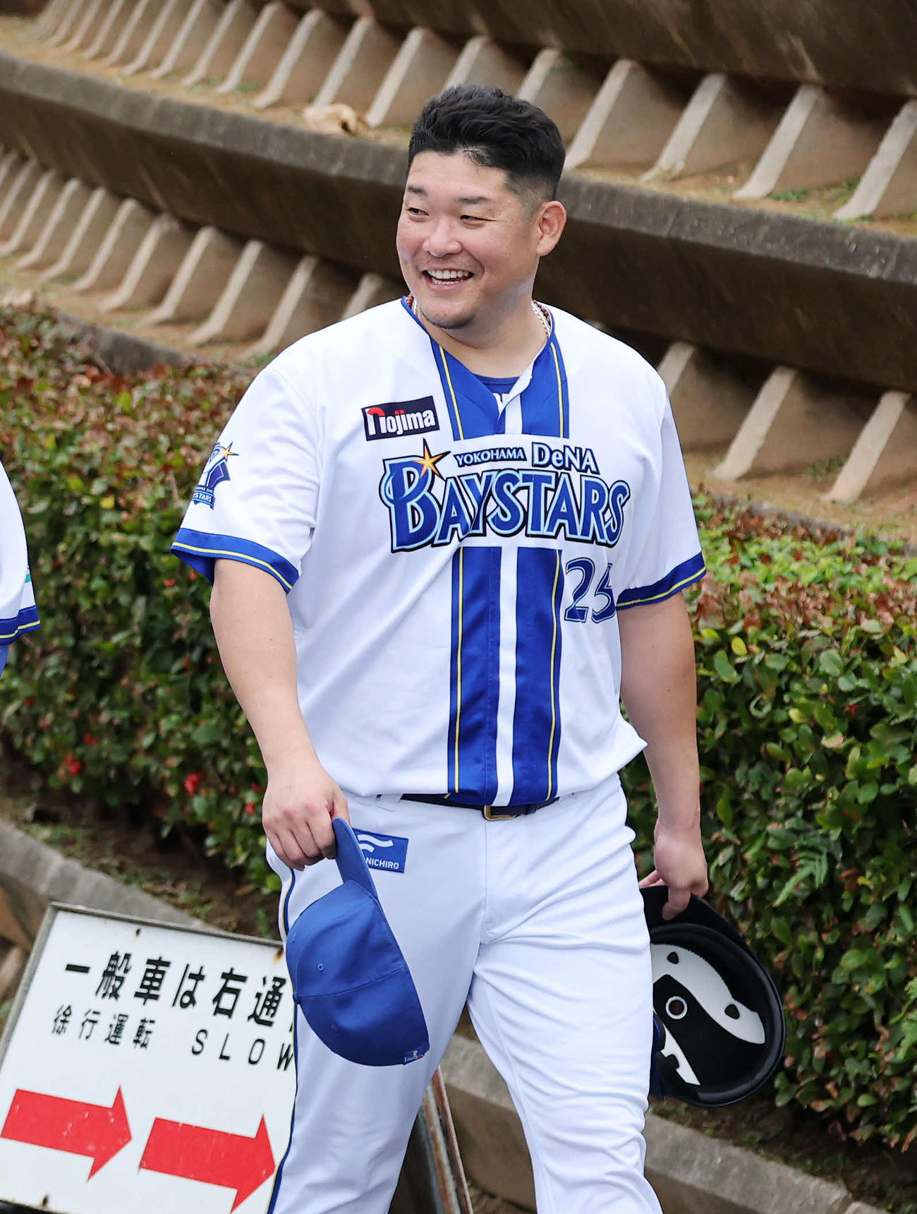 笑顔で室内練習場に向かうDeNA筒香（撮影・鈴木正人）