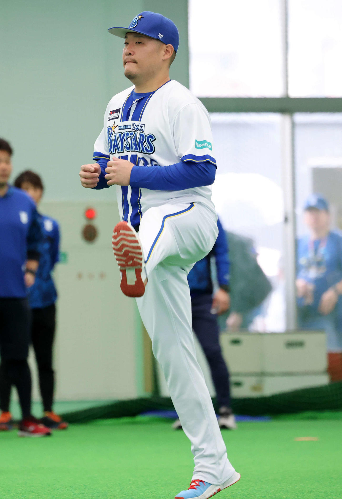 アップするDeNA筒香（撮影・鈴木正人）