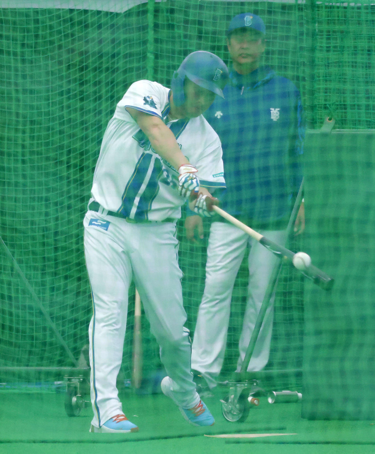ティー打撃するDeNA筒香（撮影・鈴木正人）
