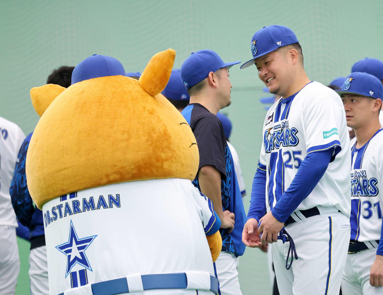 練習前、スターマンと笑顔で話すDeNA筒香（撮影・鈴木正人）