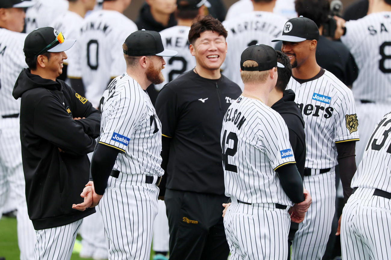 キャンプ初日、ビーズリー（左から2人目）、ひとりおいてネルソン、デュプランティエの外国人投手陣と談笑する藤川監督（撮影・加藤哉）