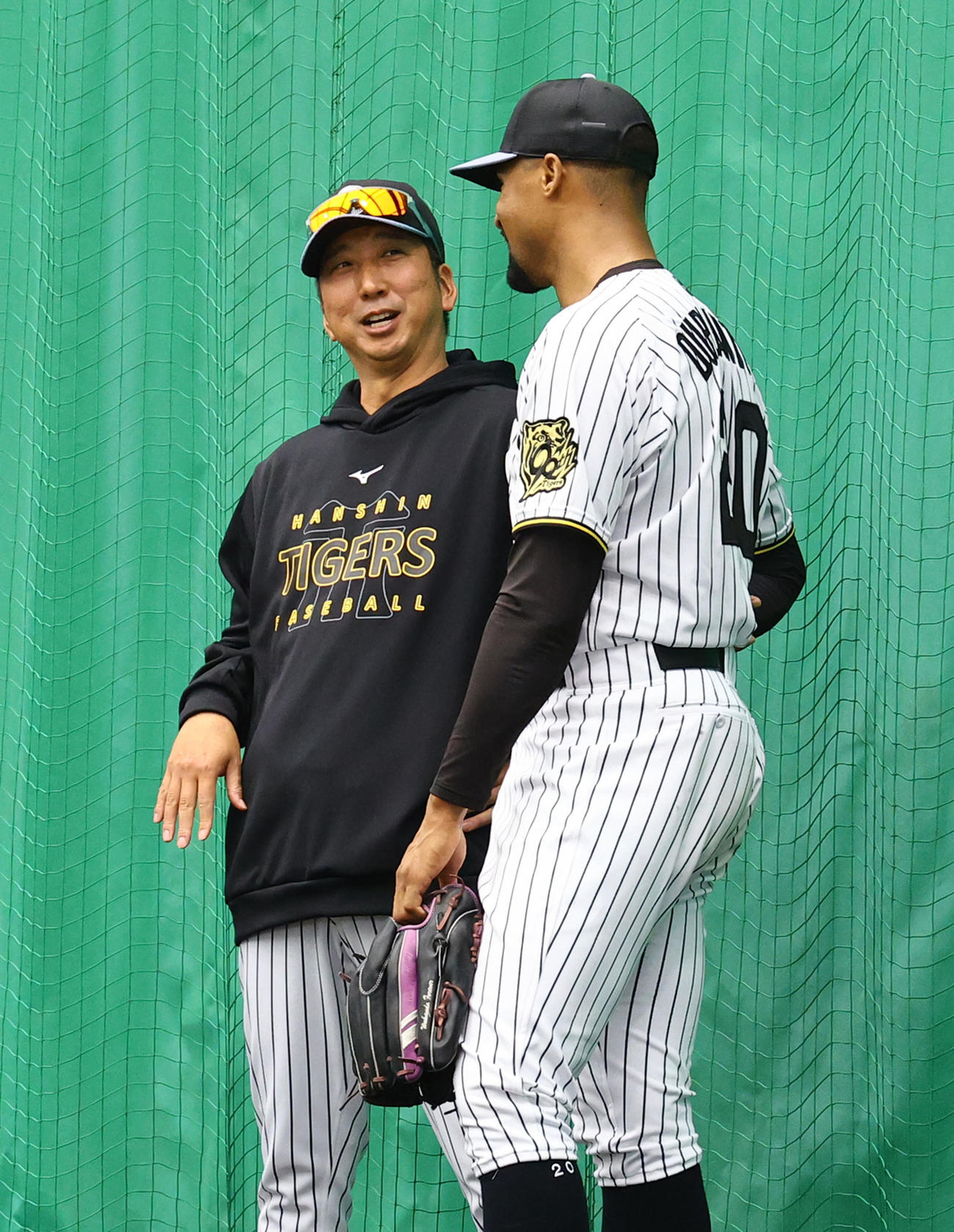 投球練習を終えたデュプランティエ（右）と話しをする藤川監督（撮影・藤尾明華）